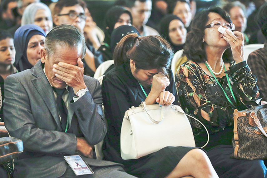 Cerca de un millar de personas asistieron a una ceremonia en el aeropuerto internacional de Kuala Lumpur en memoria de las víctimas del vuelo MH17, derribado hace casi un año en Ucrania. Los familiares malasios de las víctimas, que no pudieron contener