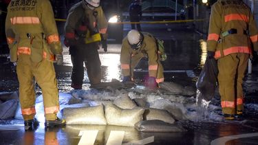 Miembros del Departamento de Bomberos de Tokio intentan reparar una tubería de agua rota en Tokio el 7 de octubre de 2021 después de que un terremoto de magnitud 6.1 sacudiera la capital japonesa y las áreas circundantes. &nbsp; &nbsp;