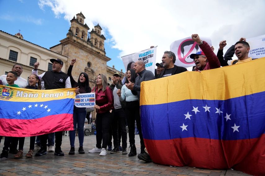 Venezolanos partidarios de la líder de la oposición María Corina Machado cantan el himno nacional de su país durante una protesta para exigir elecciones libres y justas en Venezuela, en la Plaza Bolívar de Bogotá, Colombia, el 6 de abril de 2024.&nbsp;