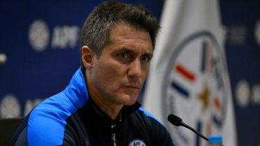 El argentino Guillermo&nbsp;Barros&nbsp;Schelotto fue cesanteado de su puesto como entrenador de la selección de Paraguay tras no sumar triunfos en los primeros dos partidos de las eliminatorias mundialistas.