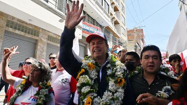 El expresidente boliviano y candidato presidencial de la coalición Alianza Libre, Jorge Tuto Quiroga Ramírez (centro), saluda a sus simpatizantes durante una visita al mercado de abastos Vicente Ochoa en La Paz el 7 de agosto de 2025. Bolivia celebrará elecciones presidenciales el 17 de agosto. 