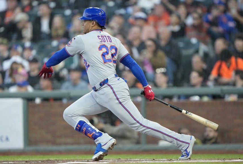 Juan Soto, # 22 de los Mets de Nueva York, bate un sencillo contra los Gigantes de San Francisco en la parte alta de la primera entrada en Oracle Park el 3 de abril de 2026 en San Francisco, California.&nbsp;