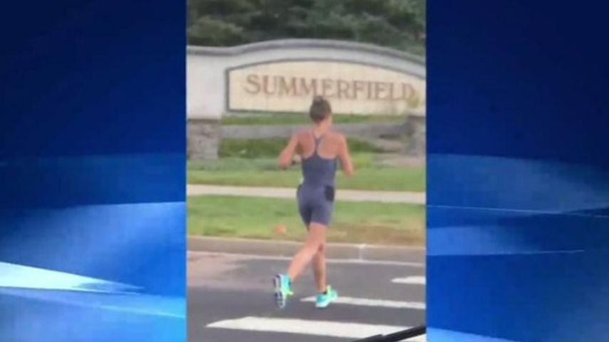 Si fuese apresada, la defecadora loca, que suele vestir ropa deportiva y hace footing, podría enfrentar cargos por exponerse indecentemente ante menores de edad.