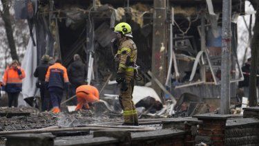 Un bomberos, entre los escombros tras un ataque ruso en Kiev, Ucrania, el 21 de marzo de 2024.&nbsp;