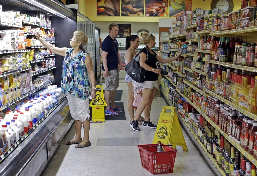 Foto de archivo de varios compradores en un supermercado en La Pequeña Habana, en Miami.