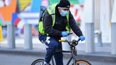 Un migrante, repartidor de comidas, recorre en bicicleta algunas zonas de la ciudad de Nueva York, en medio de la crisis generada por el coronavirus.