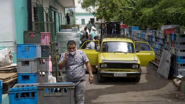 Cuba: Trabajan los de aquí para que vivan los de allá