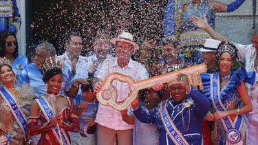 El alcalde de Río de Janeiro, Eduardo Paes, entrega las llaves de la ciudad al Rey Momo este viernes, en Río de Janeiro (Brasil).