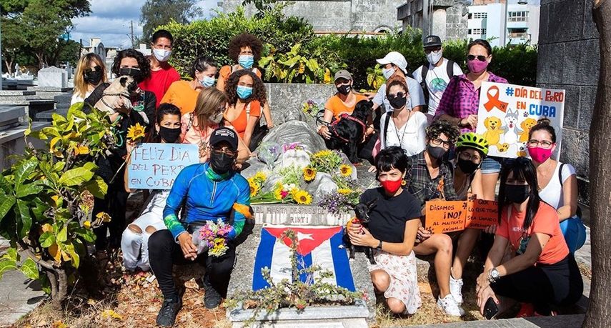 Animalistas en la tumba de Jeanette Ryder, el Cementerio de Colón, en La Habana, Cuba.&nbsp;