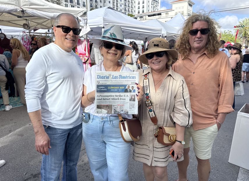 Lectores posan con el ejemplar más reciente de DIARIO LAS AMÉRICAS &nbsp;