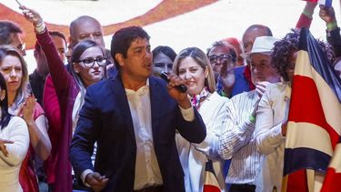 El presidente electo Carlos&nbsp;Alvardo, durante su discurso de la victoria, este domingo 1 de abril de 2018, en la plaza Roosevelt, en San Pedro de Montes de Oca, Costa Rica.