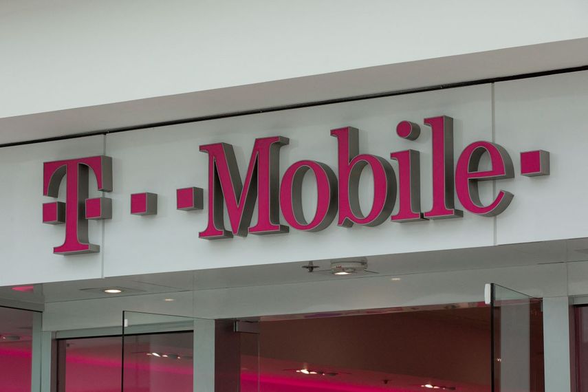 Logo de la compañía de comunicaciones T-Mobile en uno de sus establecimientos.