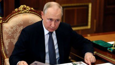 El presidente de Rusia Vladimir Putin en su oficina en el Kremlin.