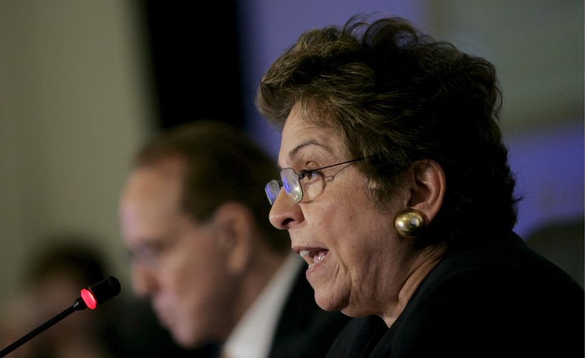 La demócrata Donna Shalala, (d) y el ex senador Bob Dole (i) durante una reunión.