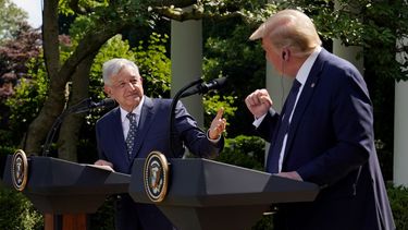 &nbsp;El presidente Donald Trump, a la derecha, y el presidente de México, Andrés Manuel López Obrador, hacen un gesto antes de firmar una declaración conjunta en la Casa Blanca en Washington, el 8 de julio de 2020.