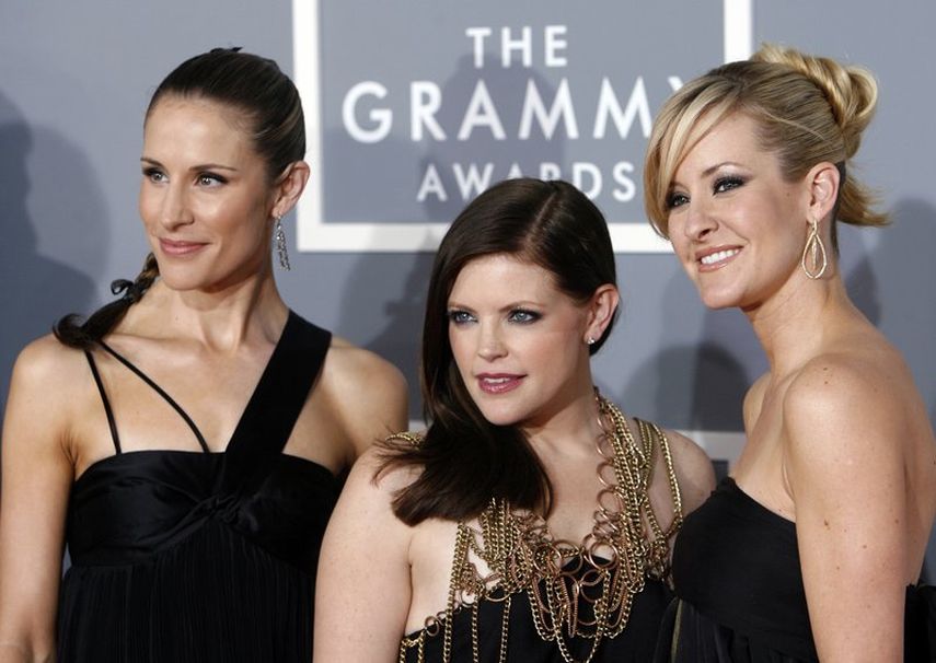 En esta foto del 11 de febrero de 2007, las Dixie Chicks, Emily Robison, izquierda, Natalie Maines, centro, y Martie Maguire llegan a la ceremonia de los premios Grammy en Los Angeles. El grupo country cambió su nombre a The Chicks el jueves 25 de junio de 2020. 