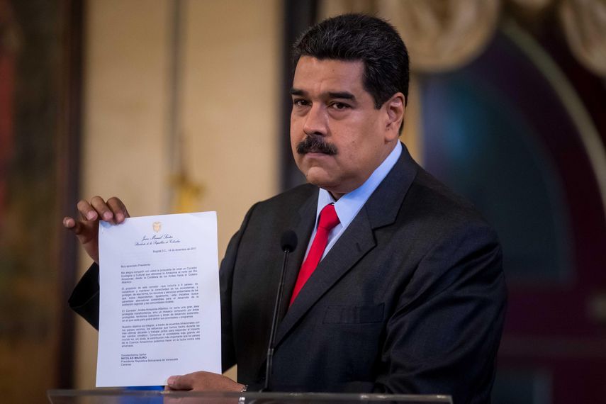 El dictador exhibió a los medios presentes la carta que aseguró le llegó este miércoles en la tarde en la que se lee que Kuczynski extiende la invitación a Maduro para participar en la Cumbre de las Américas.