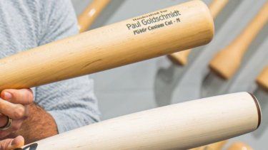 Comparación del bate de Paul Goldsmitch del año anterior al nuevo usado en 2025 llamado Torpedo donde se nota la diferencia en el detalle de la parte superior del madero