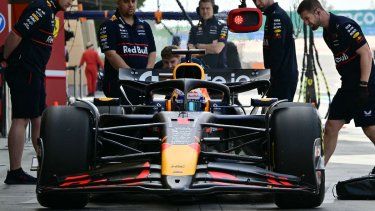 El piloto holandés de Red Bull Racing, Max Verstappen, entra en boxes en el tercer día de pruebas de pretemporada de Fórmula 1 en el Circuito Internacional de Baréin en Sakhir, el 28 de febrero de 2025.