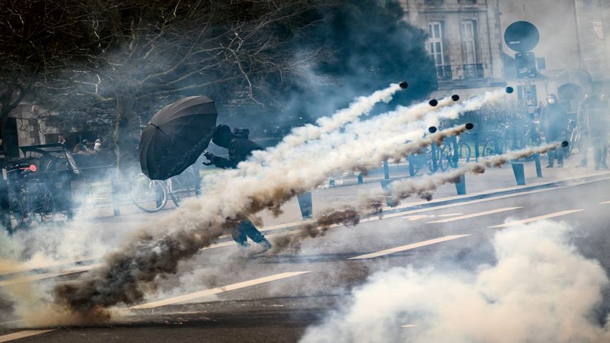 Un manifestante sostiene un paraguas para protegerse de los gases lacrimógenos durante una manifestación en el octavo día de huelgas y protestas en todo el país contra la reforma de las pensiones propuesta por el gobierno, en Nantes, el 15 de marzo de 2023.