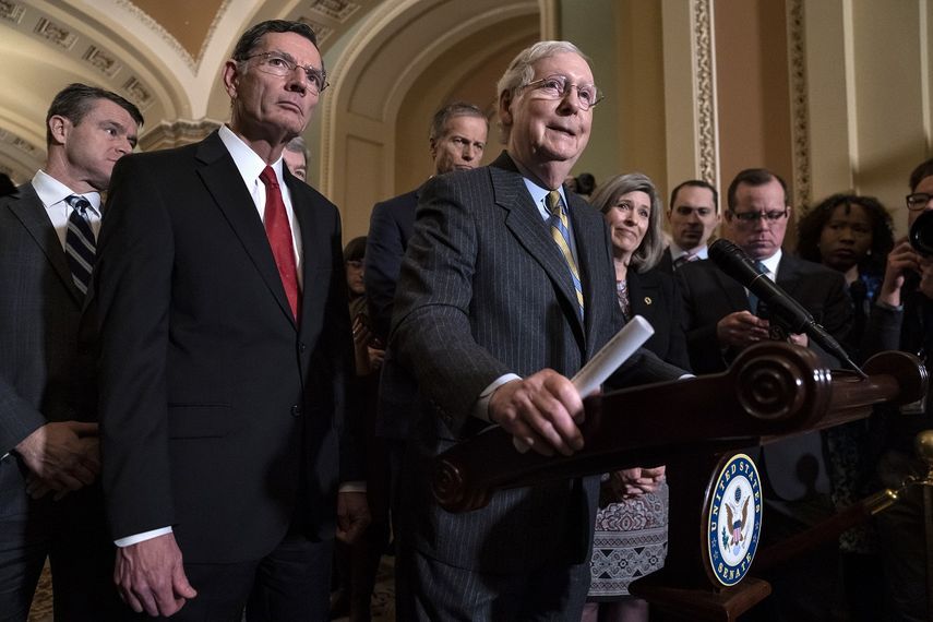 El líder de la mayoría en el Senado Mitch McConnell habla durante una conferencia de prensa en el Capitolio, Washington, el martes 14 de enero de 2020. 