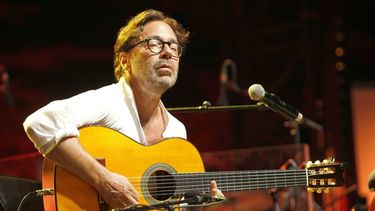 El guitarrista estadounidense Al Di Meola durante su presentación en el festival de jazz Five Continents en Marsella, Francia, el 24 de julio de 2014.&nbsp;