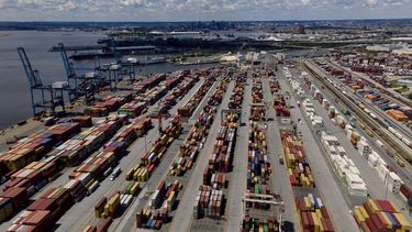 En la imagen, una vista de contenedores de mercancías en el puerto de Baltimore, el 12 de agosto de 2022, en Baltimore.&nbsp;