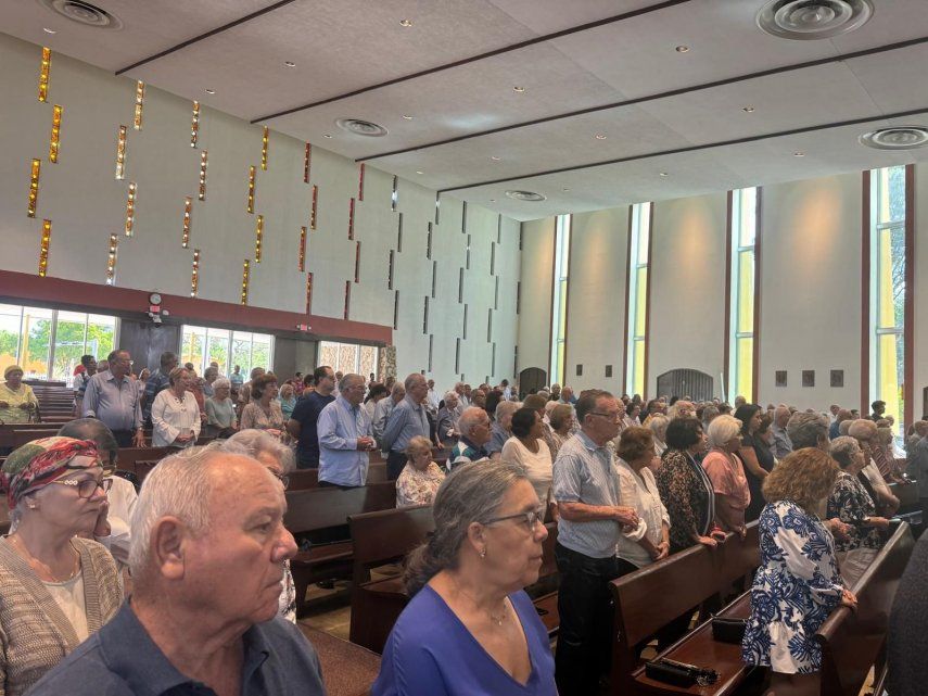 Asistentes a la misa oficiada por el padre José Conrado en la iglesia de San Miguel Arcángel en Miami, el 20 de abril de 2024.&nbsp;