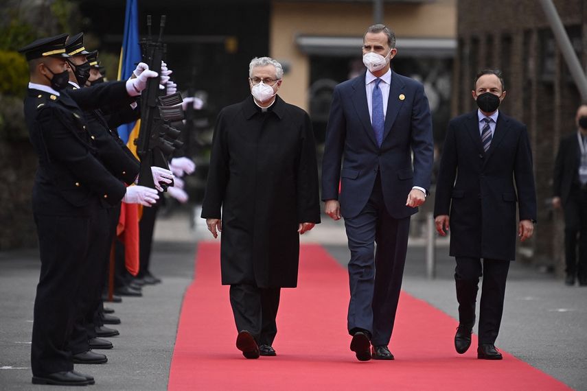 (De L) El copríncipe de Andorra y obispo de Urgell Joan-Enric Vives Sicilia I, el rey Felipe VI de España y el jefe de Gobierno de Andorra Xavier Espot revisan una guardia de honor durante la llegada de jefes de Estado para la XXVII Iberoamericana Cumbre en Andorra la Vella en Andorra el 20 de abril de 2021. &nbsp;