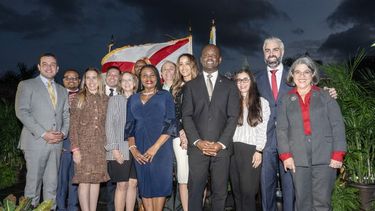 Miembros de la Comisión de Miami-Dade junto a la alcaldesa Daniella Levine Cava.&nbsp;