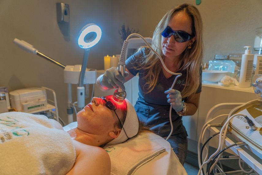 El tratamiento Lifting 10 años menos desacelera el paso del tiempo, aporta tonificación facial, combate el acné, cicatrices, arrugas y surcos faciales, entre otros beneficios.