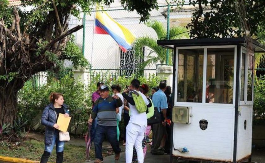 Vista parcial de la entrada del Consulado de Colombia en La Habana, donde se ha multiplicado la presencia de cubanos solicitando visa.