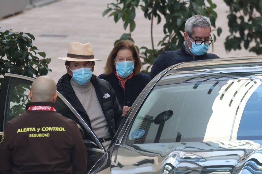 Raphael sale del hospital 12 de octubre junto a su esposa, Natalia Figueroa, y su hijo Jacobo Martos tras recibir el alta hospitalaria, el 27 de diciembre de 2024, en Madrid (España).