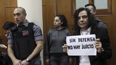 Cristian Aldana, vocalista de la banda de rock argentina El Otro Yo, fue condenado a 22 años de prisión por delitos de abuso sexual y corrupción de menores en un caso que detonó un movimiento de denuncias contra músicos argentinos al estilo #MeToo.