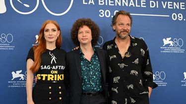 La actriz estadounidense Jessica Chastain, el cineasta mexicano Michel Franco y el actor Peter Sarsgaard posan durante la sesión fotográfica de la película Memory presentada en competición en el 80º Festival de Cine de Venecia el 8 de septiembre de 2023 en el Lido de Venecia. &nbsp;