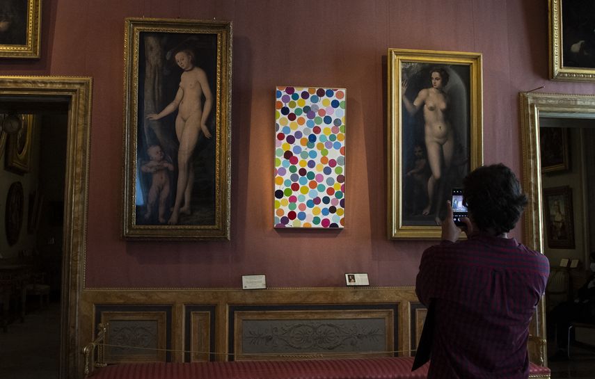 Una vista muestra Dove Grey (Centro) del artista británico Damien Hirst, como parte de la exposición Archaeology Now en la Galleria Borghese en Roma el 7 de junio de 2021.
