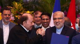 El dictador sandinista Daniel Ortega y el ministro de Petróleo de Irán, Javad Owji.