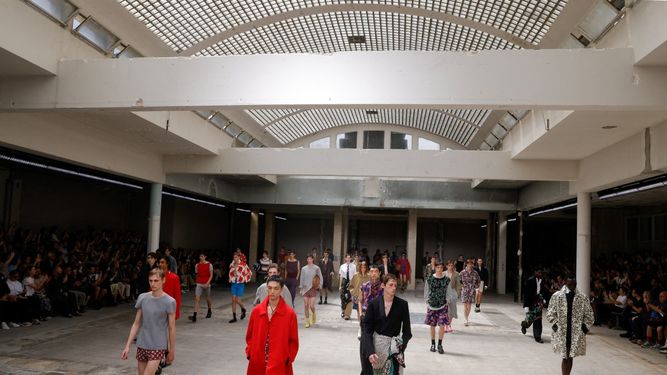 El creador belga Julian Klausner presentó el jueves, durante la Semana de la Moda de París, su primer desfile masculino para Dries Van Noten
