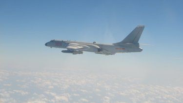 Bombardero chino H-6.