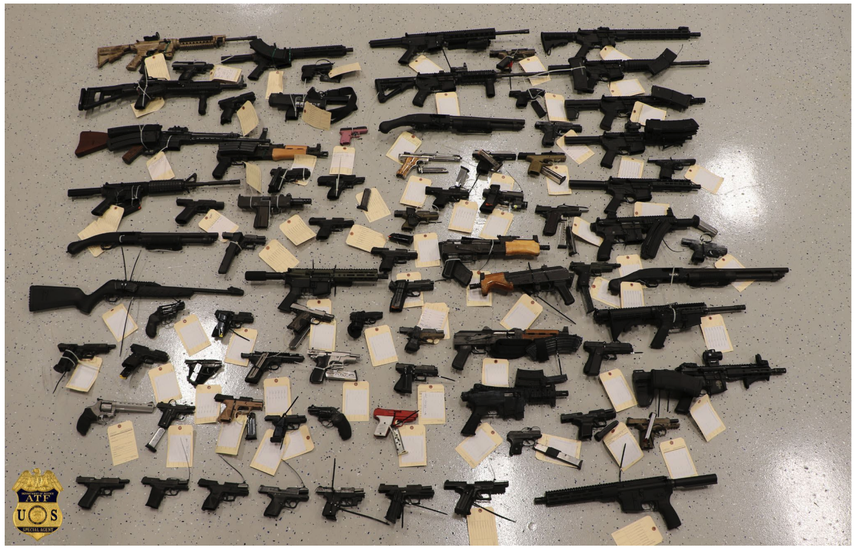 Autoridades de Florida incautan 80 armas de fuego entre rifles, pistolas automáticas y semiautomáticas.