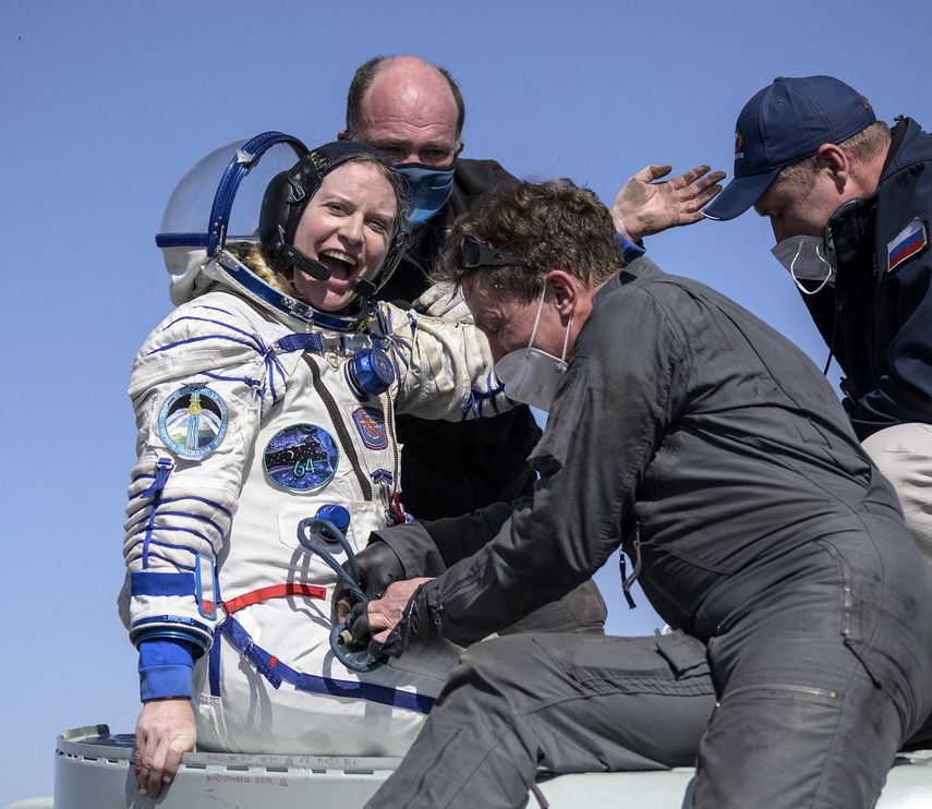 La astronauta de la NASA Kate Rubins recibe ayuda para salir de una cápsula soyuz MS-17 minutos después de aterrizar, junto a los cosmonautas Sergey Kud-Sverchkov y Sergey Ryzhikov, en una zona remota cerca de la localidad de Zhezkazgan, en Kazajistán, el 17 de abril de 2021.&nbsp;