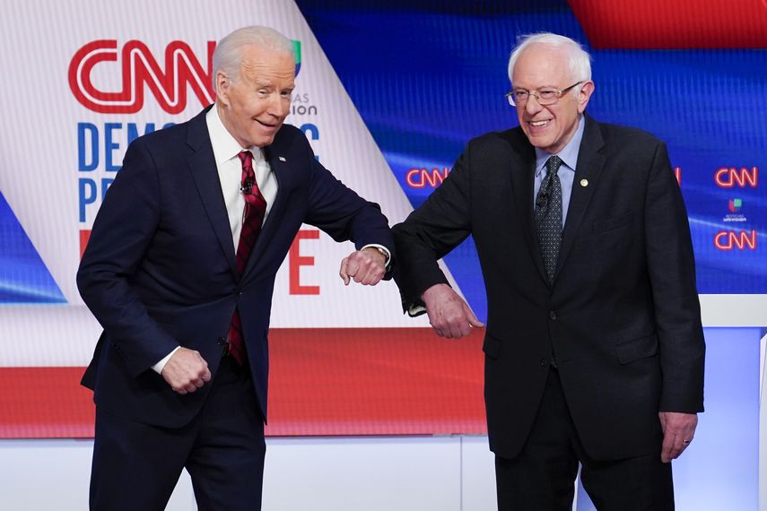 Joe Biden y Bernie Sanders en el debate dem&oacute;crata el 15 de marzo del 2020 en Washington. Ambos lanzaron una iniciativa conjunta el 13 de mayo del 2020 con el fin de buscar consensos en torno a una serie de temas prioritarios y alentar la unidad del partido con miras a la selecciones de noviembre.&nbsp;