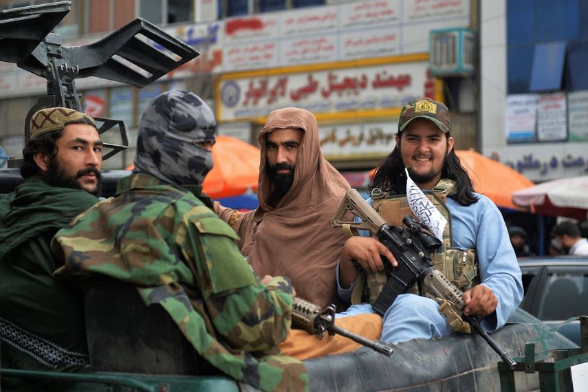 Talibanes patrullan armados las calles en Kabul, Afganistán.