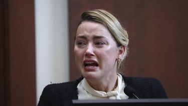 La actriz Amber Heard testifica en el Tribunal de Circuito del Condado de Fairfax, en Fairfax, Virginia, el jueves 5 de mayo de 2022.