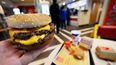 Una hamburguesa cuarto de libra doble de McDonalds servida en un restaurante en Atlanta, Georgia.