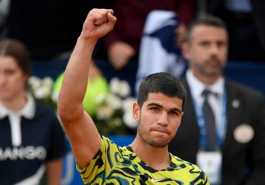 El tenista español Carlos Alcaraz celebra luego de conseguir la clasificación a los octavos de final en el Torneo de Barcelona.