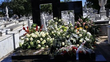 Varias coronas de flores permanecen este lunes 05 de febrero de 2018 sobre el panteón de la Academia de Ciencias de Cuba, en el Cementerio Colón de La Habana, donde fue sepultado el domingo Fidel&nbsp;Castro&nbsp;Díaz-Balart, el primogénito del dictador cubano&nbsp;Fidel&nbsp;Castro.&nbsp;