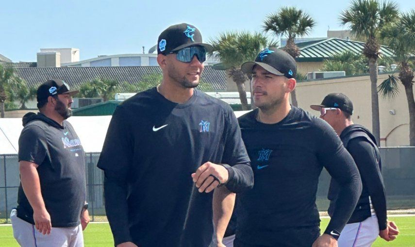 Los cubanos Yuli Gurriel y José Iglesias con el uniforme de Marlins de Miami durante los entrenamientos de Primavera de la MLB