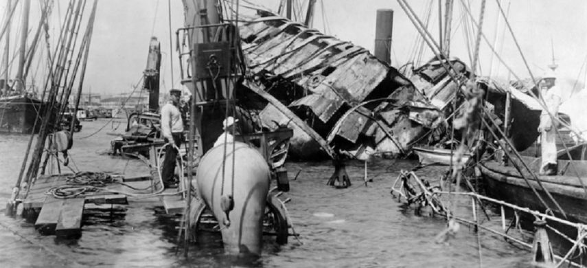 Foto del Maine hundido en la bahía de La Habana.