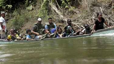 Un cruce de río en el tapón del Darién.